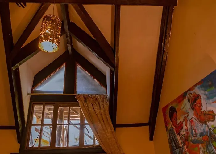 The Annex At 64 : Cozy, Rustic Cottage/Treehouse